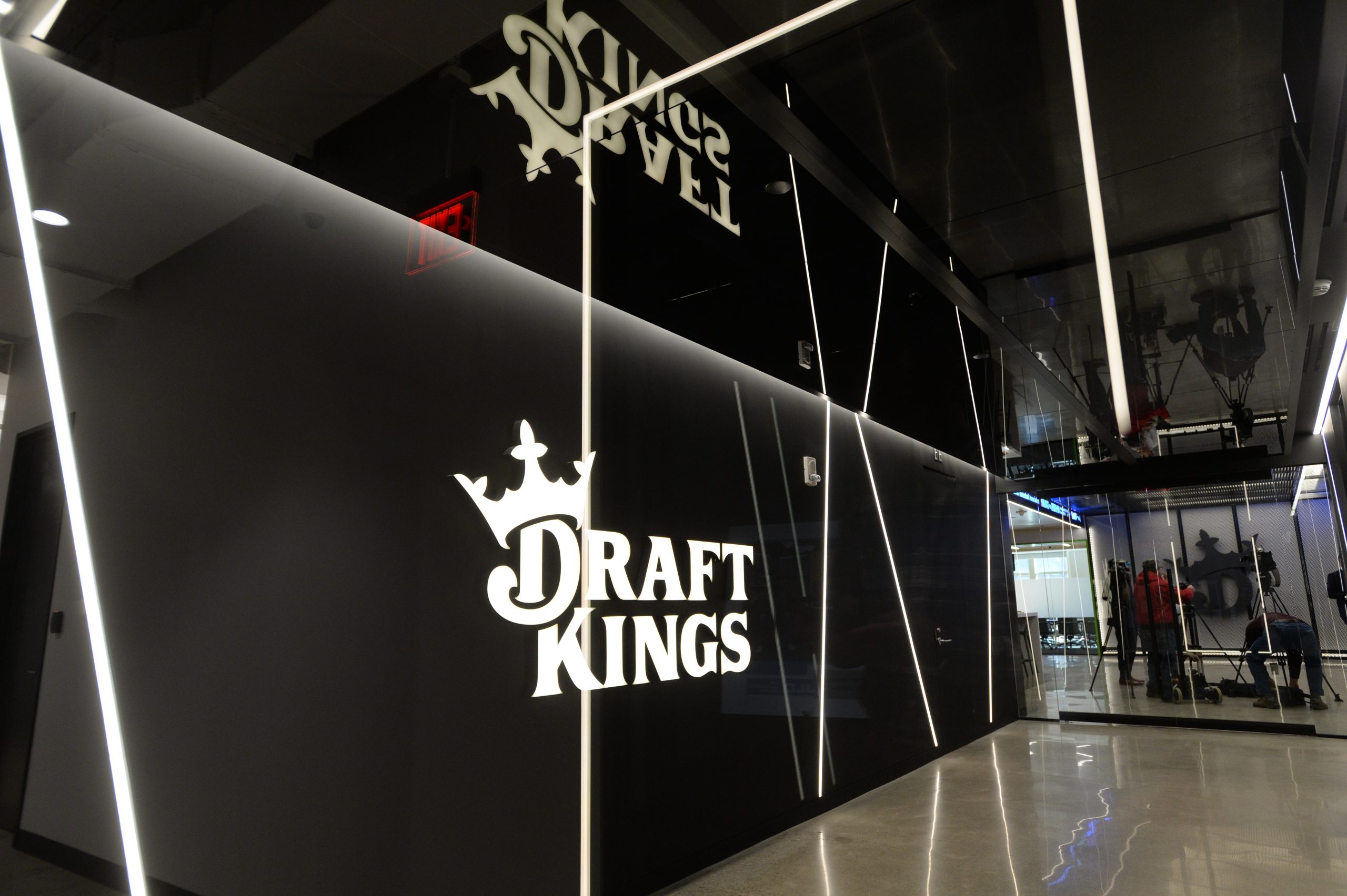 Weekend Report: DraftKings to divest VSiN, Bermuda’s banks slow casino launch and more